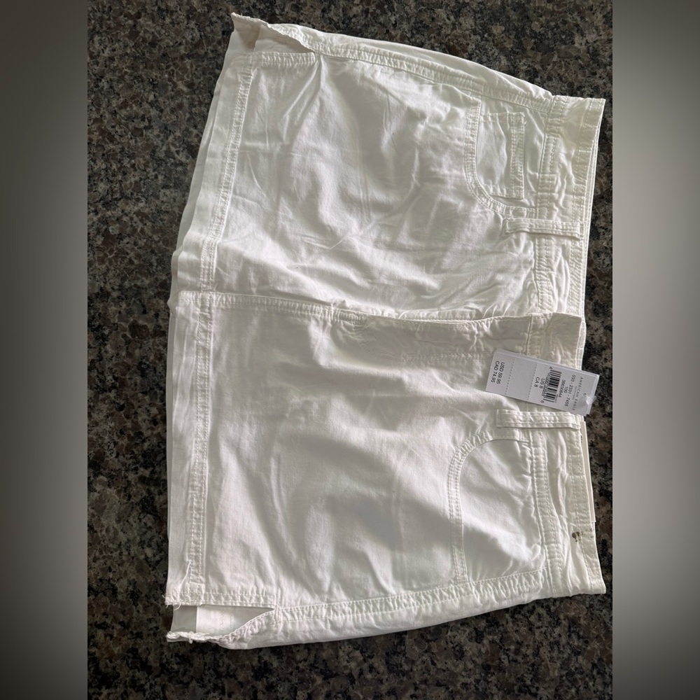 American Eagle white skort size 8. Never worn. Tags intact